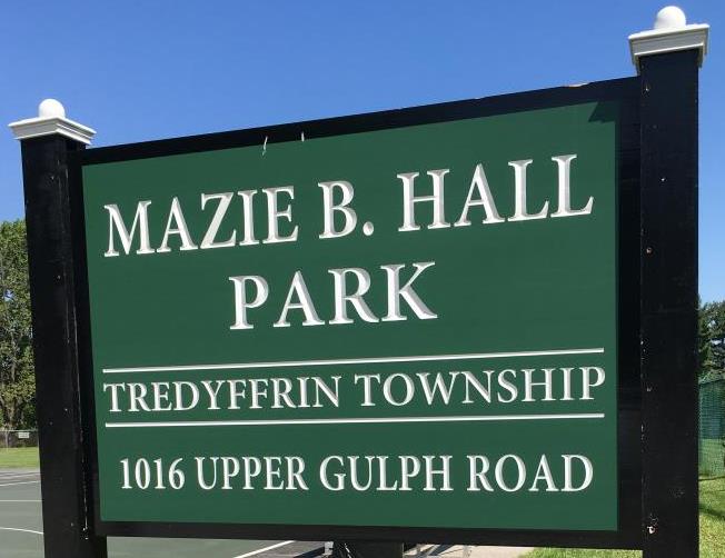 雨上がりのマジョール広場の片隅 mazie-b.-hall.jpg?w=1200